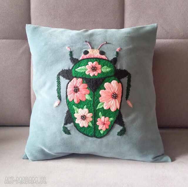 Poszewka z haftem chrząszcza -szept ogrodu