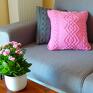 wlóczkowa różowa poduszka warkocze