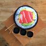 Poduszka Sushi jak prawdziwa rolka futomaki, świetny prezent dla miłośników japońskiego dania. Gadżety