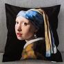Poszewka na mała poduszkę (jasiek) wykonana z miłego w dotyku weluru, z fragmentem obrazu "Dziewczyna z perłą" Vermeera