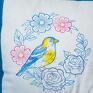 niebieskie wianek poduszka haftowana - ptak na wianku kwiaty