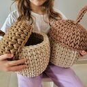 Duże żołędzie szydełkowe - kosz do pokoju z akcentem leśnym