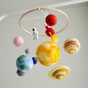 Mobil z rakietą, planetami i słońcem - kosmiczna karuzela do pokoju dziecka