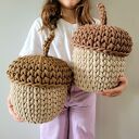 Duże żołędzie szydełkowe - kosze do pokoju z akcentem leśnym