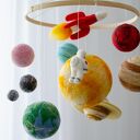 Mobil z rakietą, planetami i słońcem - kosmiczna karuzela do pokoju dziecka