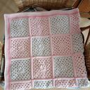 Szydełkowy kocyk w odcieniach różu