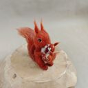 Wiewiórka z maleństwem - filcowana figurka