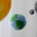 Mobil z rakietą, planetami i słońcem - kosmiczna karuzela do pokoju dziecka