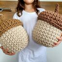 Duże żołędzie szydełkowe - kosz do pokoju z akcentem leśnym