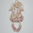 Nieśmiało się uśmiecham - aniołek z masy solnej, prezent