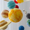 Mobil z rakietą, planetami i słońcem - kosmiczna karuzela do pokoju dziecka