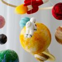 Mobil z rakietą, planetami i słońcem - kosmiczna karuzela do pokoju dziecka