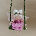 Różana wróżka na huśtawce - filcowana figurka