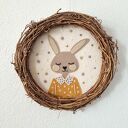 Wianek dekoracyjny z królikiem - delikatna dekoracja do pokoju dziecka