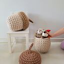 Duże żołędzie szydełkowe - kosz do pokoju z akcentem leśnym