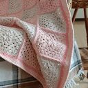 Szydełkowy kocyk w odcieniach różu