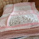 Szydełkowy kocyk w odcieniach różu