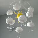 Mobil niemowlęcy z motywem słońca i chmurek - karuzela nad łóżeczko i dekoracja