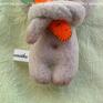 Ręcznie wykonany zajączek (króliczek) wielbiciel marchewek. Wzrost - ok. 12 cm (bez uszu) Milusi, mięciusi, do kochania:). Pokoik dziecka maskotka kolekcjonerska