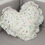 białe pokoik dziecka z poduszka z akwarelowe kwiatki baby shower serce z falbanką