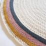 okrągły dywan wykonany szydełkiem ze sznurka bawełnianego dla dziecka