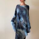 Ponczo z wełny merino w odcieniu gołębim