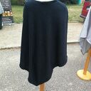 Poncho z dzianiny wełnianej z merino - czarne kwiaty boho