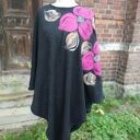 poncho w uniwersalnym rozmiarze, długość w najdłuższym miejscu 95cm w najkrótszym 55