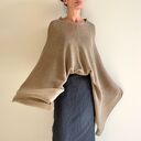 Klasyczne ponczo z wełny merino w beżu