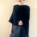 Czarne ponczo z golfem z alpaki - elegancki sweter na każdą porę roku