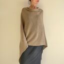 Klasyczne ponczo z wełny merino w beżu