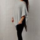 Ponczo z warkoczem w kolorze szarym