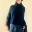 Czarne ponczo z golfem z alpaki - elegancki sweter na każdą porę roku