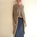 Klasyczne ponczo z wełny merino w beżu