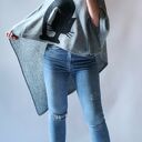 Ponczo filcowane wełną - elegancka narzutka z aplikacją kota, szare