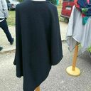 Czarne poncho- tunika z wełny merino z ręczną aplikacją kwiatu ogrodnika