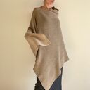 Klasyczne ponczo z wełny merino w beżu