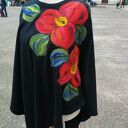Poncho z dzianiny wełnianej z merino - czarne kwiaty boho