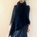 Czarne ponczo z golfem z alpaki - elegancki sweter na każdą porę roku