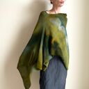 Ponczo z wełny merino w zieleniach