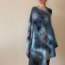 Ponczo z wełny merino w odcieniu gołębim