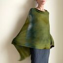 Ponczo z wełny merino w zieleniach