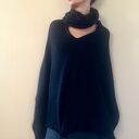 Czarne ponczo z golfem z alpaki - elegancki sweter na każdą porę roku