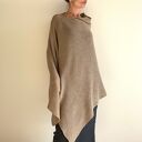 Klasyczne ponczo z wełny merino w beżu