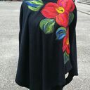 poncho z dzianiny wełnianej czarne merynosy kwiaty boho