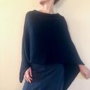 Czarne ponczo z golfem z alpaki - elegancki sweter na każdą porę roku