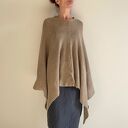 Klasyczne ponczo z wełny merino w beżu