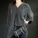 skórzany portfel w kolorze granatowym z miejscem na telefon i długim paskiem na ukos od ladybuq