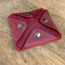 Damski portfel bilonówka na monety z grawerem. Personalizowana bilonówka z czerwonej skóry