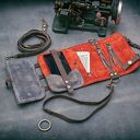 skórzany portfel w kolorze granatowym z miejscem na telefon i długim paskiem na ukos od ladybuq